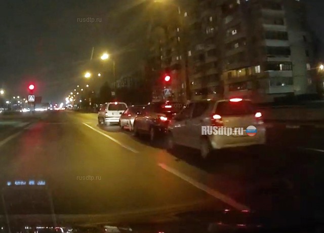 Влетел в стоящие на светофоре авто (с) Влетел в стоящие на светофоре авто (с)
