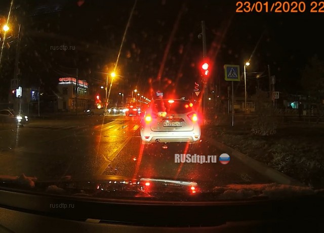 BMW рванул на красный BMW рванул на красный