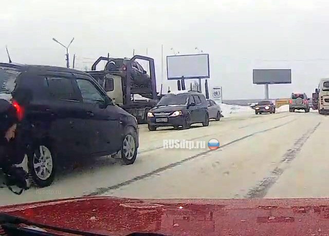 Водитель растерялся и пытался уехать (с) Водитель растерялся и пытался уехать (с)