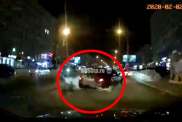 В Новосибирске одного пешехода переехали два автомобиля. ВИДЕО В Новосибирске одного пешехода переехали два автомобиля. ВИДЕО