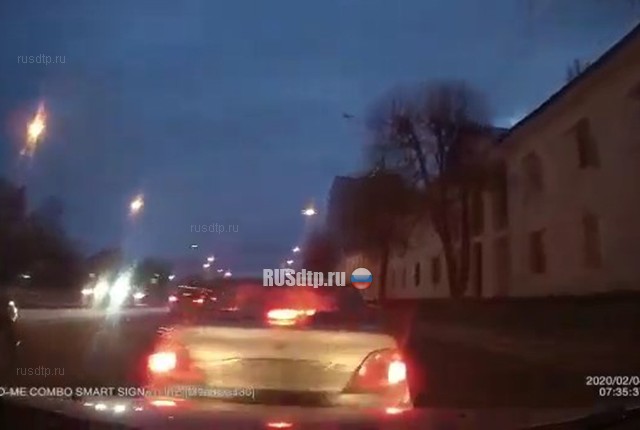 Перестраивается и давит тормоз (с) Перестраивается и давит тормоз (с)