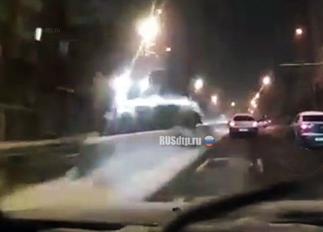 Трактор залетел на разделительный бордюр Трактор залетел на разделительный бордюр