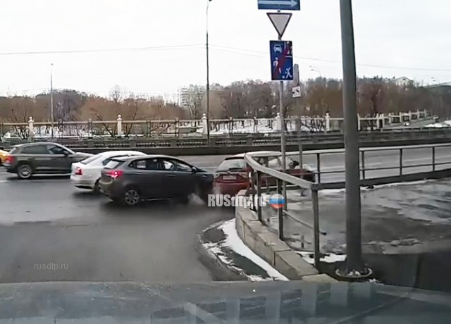 Виновница ДТП уехала (с) Виновница ДТП уехала (с)