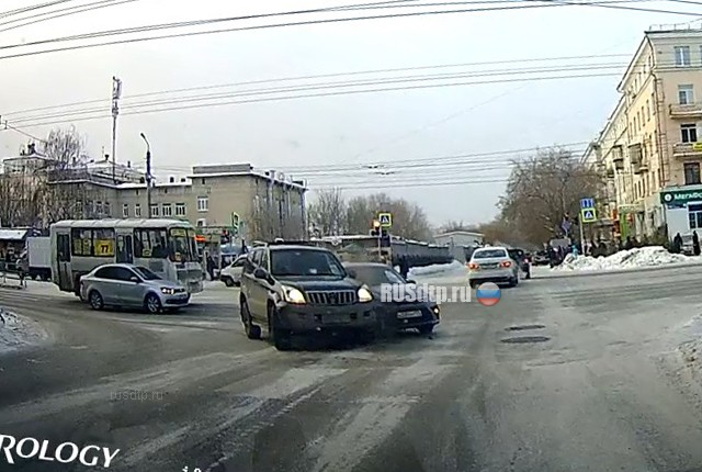 Девушка завершала движение на желтый (с) Девушка завершала движение на желтый (с)