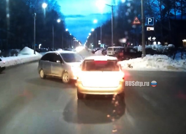 Женщина ехала прямо и никого не трогала (с) Женщина ехала прямо и никого не трогала (с)