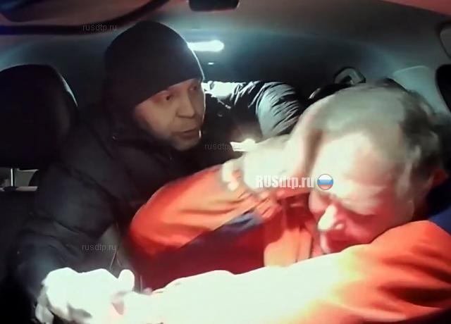 Пассажир с ребенком избил водителя такси в Саратове Пассажир с ребенком избил водителя такси в Саратове