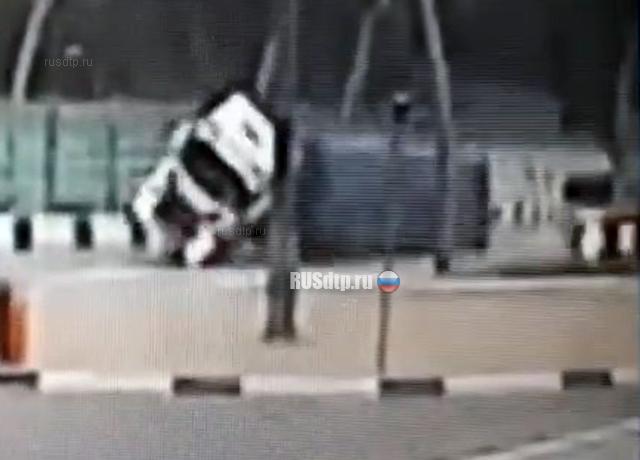 В Сочи мусоровоз опрокинулся на легковушку. ВИДЕО В Сочи мусоровоз опрокинулся на легковушку. ВИДЕО