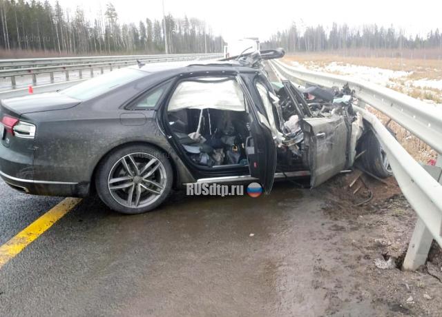 На трассе М-11 в ДТП погибла пассажирка Audi A8