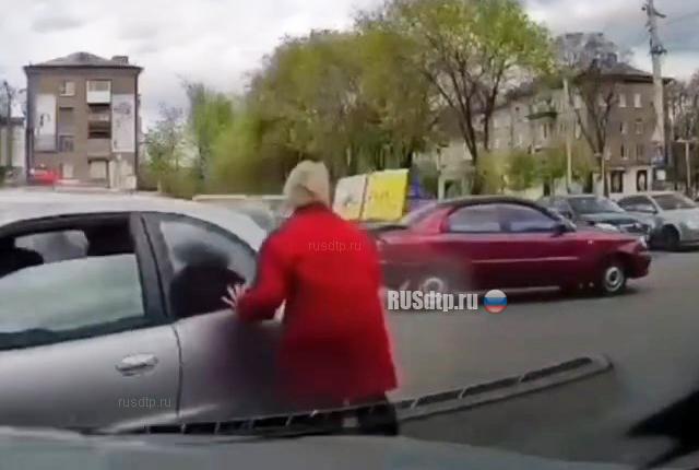 Женщина за рулем Porsche Panamera перепутала педали и помяла четыре автомобиля Женщина за рулем Porsche Panamera перепутала педали и помяла четыре автомобиля