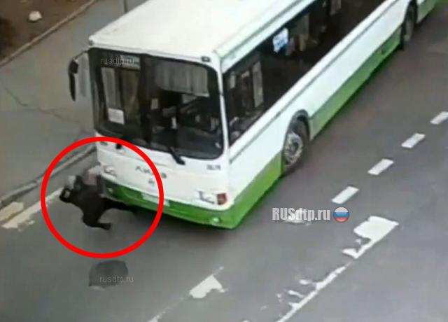 В Пушкине автобус сбил женщину. ВИДЕО В Пушкине автобус сбил женщину. ВИДЕО