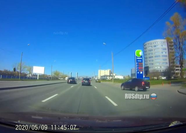 Чудак на Оптиме чуть не устроил аварию (с) Чудак на Оптиме чуть не устроил аварию (с)