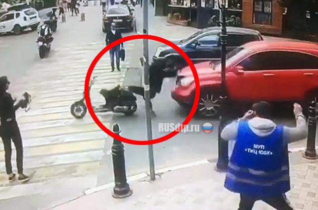 В Ялте женщина на кроссовере сбила мопед и скрылась. ВИДЕО В Ялте женщина на кроссовере сбила мопед и скрылась. ВИДЕО