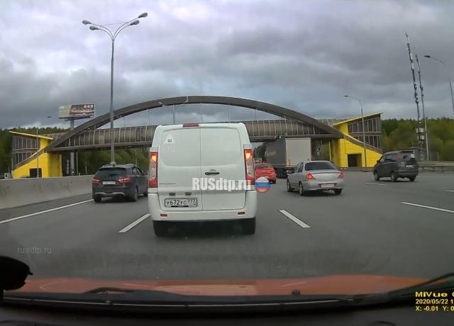 Бьёт в левое заднее крыло (с) Бьёт в левое заднее крыло (с)