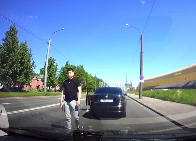 Похвастался ножом Похвастался ножом
