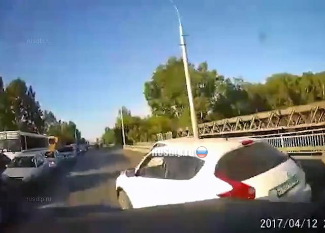 Разборки на дороге привели к массовому ДТП на Винаповском мосту Разборки на дороге привели к массовому ДТП на Винаповском мосту