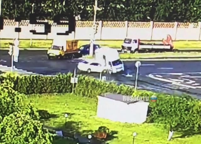 Легковушка перевернула грузовичок Легковушка перевернула грузовичок