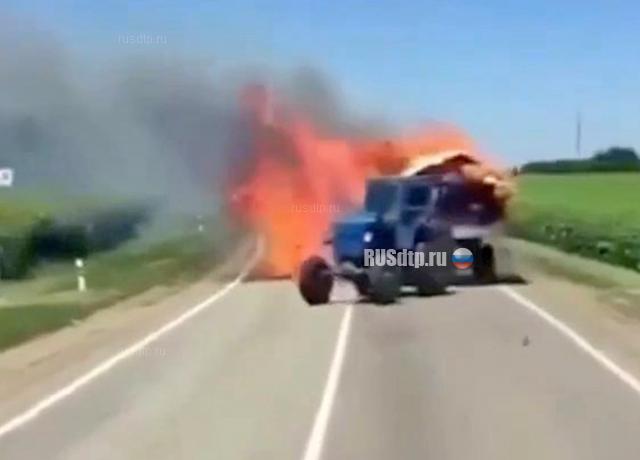 На Кубани тракторист хотел потушить сено и поджёг поле с пшеницей На Кубани тракторист хотел потушить сено и поджёг поле с пшеницей