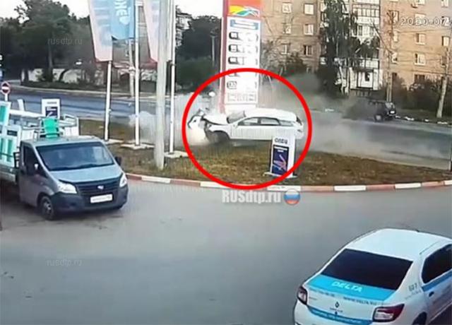 В Самаре водитель «Лады» погиб, врезавшись в стелу АЗС В Самаре водитель «Лады» погиб, врезавшись в стелу АЗС