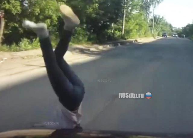 В Торжке женщина попала под колеса «Нивы». ВИДЕО В Торжке женщина попала под колеса «Нивы». ВИДЕО