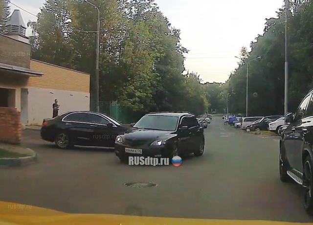 Не заметила «Мазду» и протаранила ее (с) Не заметила «Мазду» и протаранила ее (с)