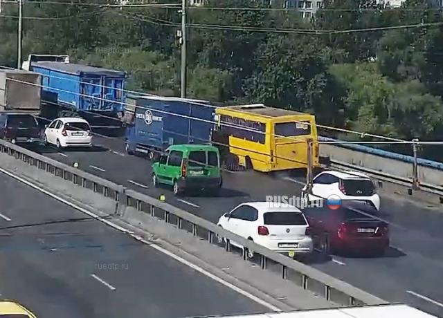 У автобуса отлетело колесо У автобуса отлетело колесо