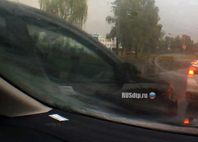 Неадекват на Весте скрылся с места ДТП (с) Неадекват на Весте скрылся с места ДТП (с)