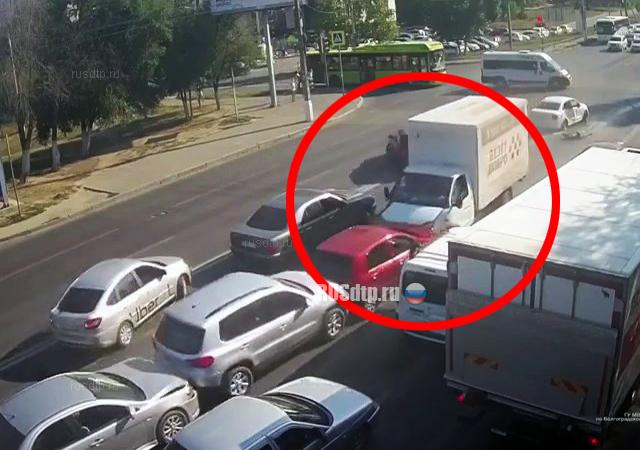 Ребенок пострадал в массовом ДТП в Волгограде. ВИДЕО Ребенок пострадал в массовом ДТП в Волгограде. ВИДЕО