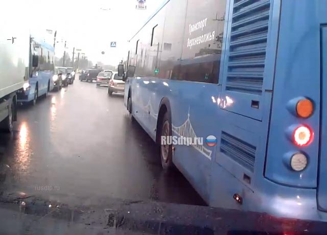 Столкнулся с автобусом Столкнулся с автобусом