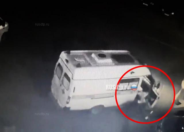 В Саратове водитель врезался в стоящую скорую и сбежал с места ДТП. ВИДЕО В Саратове водитель врезался в стоящую скорую и сбежал с места ДТП. ВИДЕО