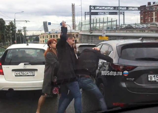 Дядя с Мерса напал на дядю с Мазды (с) Дядя с Мерса напал на дядю с Мазды (с)