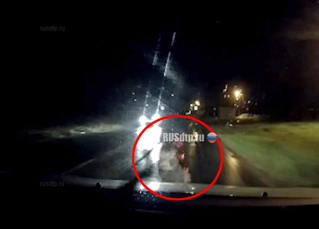 В Нижней Салде автомобиль насмерть сбил сидящего на дороге мужчину. ВИДЕО В Нижней Салде автомобиль насмерть сбил сидящего на дороге мужчину. ВИДЕО