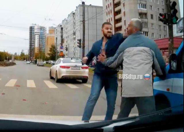 Разборки на дороге в Кирове Разборки на дороге в Кирове