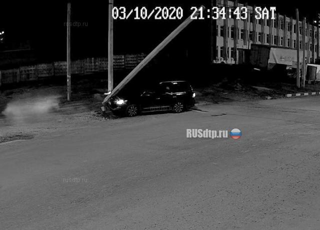 Toyota Land Cruiser сломал столб Toyota Land Cruiser сломал столб