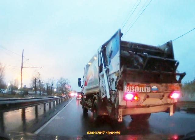 Мусоровоз создал помеху (с) Мусоровоз создал помеху (с)