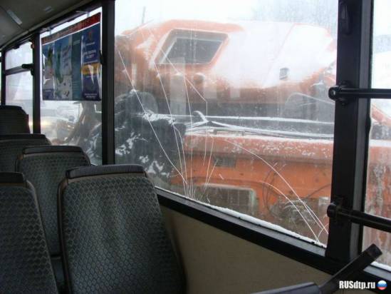 Пьяный камазист врезался в маршрутный автобус