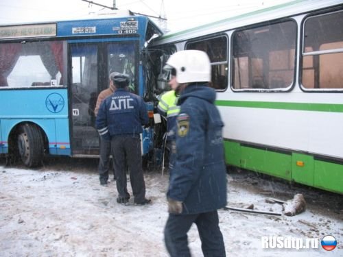 Два автобуса и легковой автомобиль столкнулись в Дзержинске