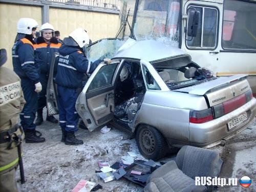 В аварии автобуса и легкового автомобиля в Нижнем Новгороде погибло 2 человека