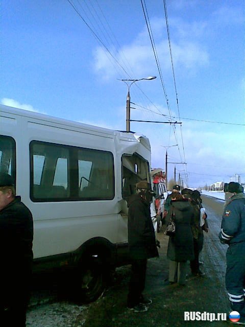 Столкновение маршрутки и грузовика в Чебоксарах