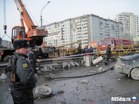 В Красноярске кран упал на проезжую часть. Один человек погиб