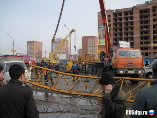 В Красноярске кран упал на проезжую часть. Один человек погиб