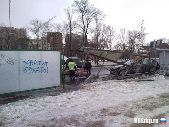 В Петербурге автомобиль наехал на остановку