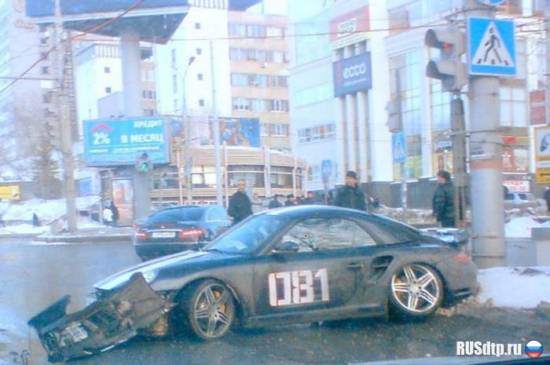 Porsche 911 Turbo против троллейбуса