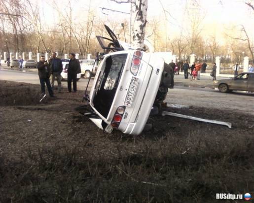 В Барнауле водитель врезался в дерево