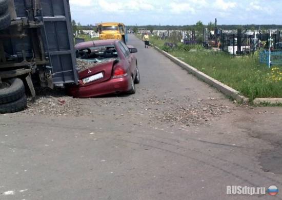 ДТП на одесском кладбище: грузовик упал на иномарку