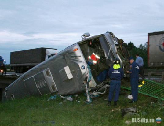 В Липецкой области автобус упал с моста. 4 человека погибли