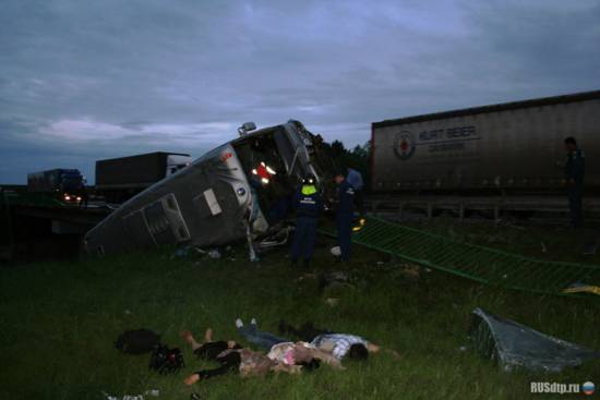 В Липецкой области автобус упал с моста. 4 человека погибли