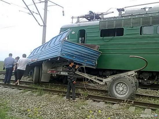 Грузовой поезд столкнулся с "Камазом" в Дагестане