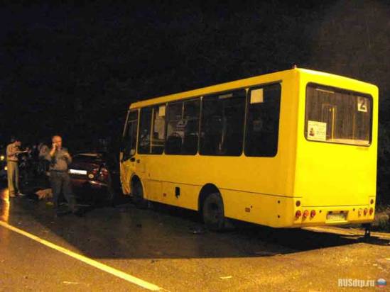 В Крыму Daewoo столкнулась с автобусом: один человек погиб