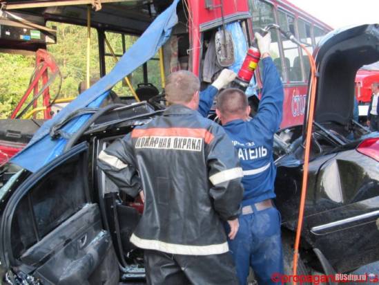 Лобовое столкновение автобуса с иномаркой в Марий Эл