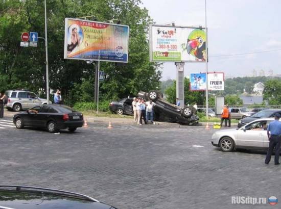 В Киеве Toyota Land Cruiser протаранил Ладу